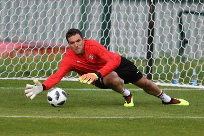 ATTILA KISBENEDEK  /  AFPSerbias goalkeeper Vladimir Stojkovic takes part in a training session at Serbias national football team base camp in Svetlogorsk, some 50 km north of Kaliningrad, on June 12, 2018, ahead of the Russia 2018 World Cup football tournament. / AFP PHOTO / Attila KISBENEDEKEditoria: SPOLocal: SvetlogorskIndexador: ATTILA KISBENEDEKSecao: soccerFonte: AFPFotógrafo: STR