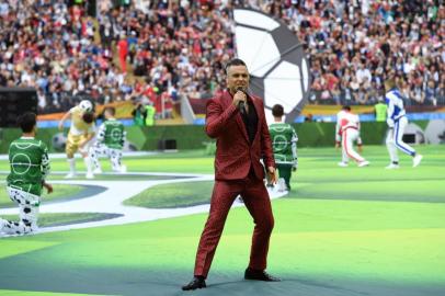  English musician Robbie Williams performs during the Russia World Cup opening ceremony before the tournaments first match between Russia and Saudi Arabia on June 14, 2018 at Moscows Luzhniki Stadium. / AFP PHOTO / Patrik STOLLARZ / RESTRICTED TO EDITORIAL USE - NO MOBILE PUSH ALERTS/DOWNLOADSEditoria: SPOLocal: MoscowIndexador: PATRIK STOLLARZSecao: soccerFonte: AFPFotógrafo: STR