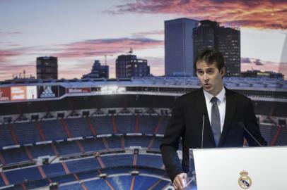  Real Madrid´s newly appointed coach Julen Lopetegui gives a speech during his official presentation at the Santiago Bernabeu stadium in Madrid on June 14, 2018.Just a day after he was sacked on the eve of the World Cup, former Spain coach Julen Lopetegui arrived in Madrid to be officially presented as Real Madrids new manager. / AFP PHOTO / OSCAR DEL POZOEditoria: SPOLocal: MadridIndexador: OSCAR DEL POZOSecao: soccerFonte: AFPFotógrafo: STR