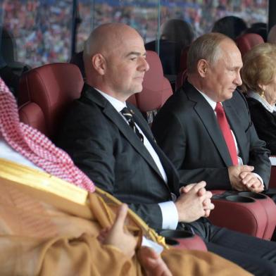  Saudi Crown Prince Mohammed bin Salman, FIFA president Gianni Infantino and Russian President Vladimir Putin watch the ceremony prior to the Russia 2018 World Cup Group A football match between Russia and Saudi Arabia at the Luzhniki Stadium in Moscow on June 14, 2018. / AFP PHOTO / SPUTNIK / Alexey DRUZHININEditoria: SPOLocal: MoscowIndexador: ALEXEY DRUZHININSecao: soccerFonte: SPUTNIKFotógrafo: STR