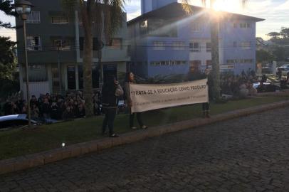 Estudantes do curso de Medicina da Universidade de Caxias do Sul (UCS) protestam contra o aumento das mensalidades programado para o segundo semestre deste ano.