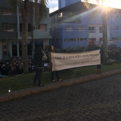 Estudantes do curso de Medicina da Universidade de Caxias do Sul (UCS) protestam contra o aumento das mensalidades programado para o segundo semestre deste ano.