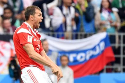  Russia's forward Artem Dzyuba celebrates after scoring their third goal during the Russia 2018 World Cup Group A football match between Russia and Saudi Arabia at the Luzhniki Stadium in Moscow on June 14, 2018. / AFP PHOTO / Kirill KUDRYAVTSEV / RESTRICTED TO EDITORIAL USE - NO MOBILE PUSH ALERTS/DOWNLOADSEditoria: SPOLocal: MoscowIndexador: KIRILL KUDRYAVTSEVSecao: soccerFonte: AFPFotógrafo: STF