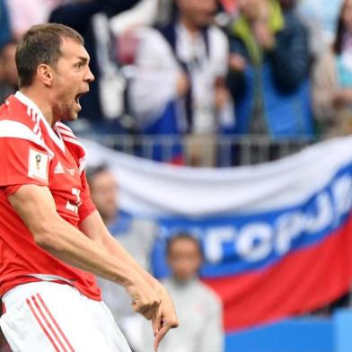  Russias forward Artem Dzyuba celebrates after scoring their third goal during the Russia 2018 World Cup Group A football match between Russia and Saudi Arabia at the Luzhniki Stadium in Moscow on June 14, 2018. / AFP PHOTO / Kirill KUDRYAVTSEV / RESTRICTED TO EDITORIAL USE - NO MOBILE PUSH ALERTS/DOWNLOADSEditoria: SPOLocal: MoscowIndexador: KIRILL KUDRYAVTSEVSecao: soccerFonte: AFPFotógrafo: STF