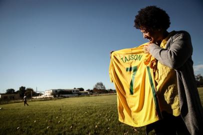  PELOTAS,  RS, BRASIL, 08/06/2018 - Família de Taison conta a trajetória do jogador. Campinho em Pelotas onde ele começou. Na foto a mãe de Taison: Rosângela Barcellos Freda. (FOTOGRAFO: CARLOS MACEDO / AGENCIA RBS)Indexador: Carlos Macedo