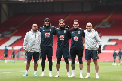 Treino no Anfield. Rogério Maia, Cássio, Alisson, Ederson e Taffarel.