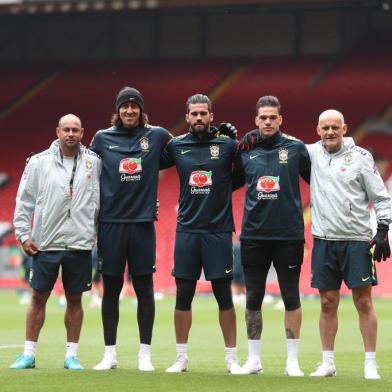 Treino no Anfield. Rogério Maia, Cássio, Alisson, Ederson e Taffarel.