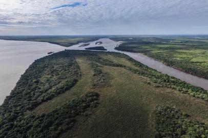  BARRA DO QUARAÍ - 2018.05.16 - Territórios em disputa. Conhecida como Ilha Brasileira, fica localizada entre os municípios Barra do Quaraí (brasil), Bella Unión (Uruguai) e Monte Caseros (Argentina). Historicamente é reclamada pelos uruguaios, nos seus mapas a ilha aparece como Limite contestado, mas oficialmente faz parte do território brasileiro. (Foto: ANDRÉ ÁVILA/ Agência RBS)