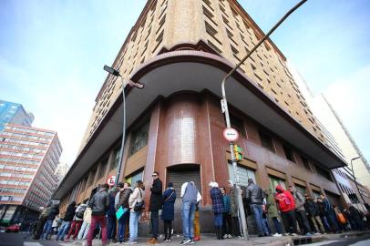  PORTO ALEGRE, RS, BRASIL, 15/06/2018 - Feirão de emprego com longas filas no Centro de Porto Alegre. (FOTOGRAFO: LAURO ALVES / AGENCIA RBS)