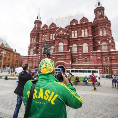  MOSCOU, RÚSSIA, 13.06.2018. Aglomeração de torcedores na Praça Vermelha.Foto: Anderson Fetter/Agência RBSIndexador: Anderson Fetter