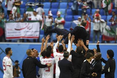  Irans players throw Irans coach Carlos Queiroz in the air as they celebrate after the final whistle of the Russia 2018 World Cup Group B football match between Morocco and Iran at the Saint Petersburg Stadium in Saint Petersburg on June 15, 2018. / AFP PHOTO / Paul ELLIS / RESTRICTED TO EDITORIAL USE - NO MOBILE PUSH ALERTS/DOWNLOADSEditoria: SPOLocal: Saint PetersburgIndexador: PAUL ELLISSecao: soccerFonte: AFPFotógrafo: STF