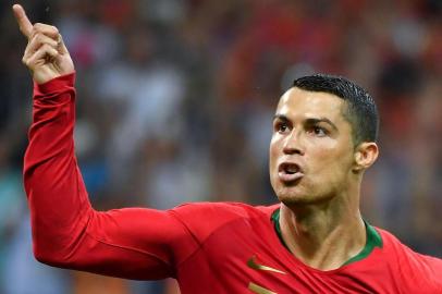  Portugal's forward Cristiano Ronaldo celebrates a goal after shooting a penalty kick during the Russia 2018 World Cup Group B football match between Portugal and Spain at the Fisht Stadium in Sochi on June 15, 2018. / AFP PHOTO / Nelson Almeida / RESTRICTED TO EDITORIAL USE - NO MOBILE PUSH ALERTS/DOWNLOADSEditoria: SPOLocal: SochiIndexador: NELSON ALMEIDASecao: soccerFonte: AFPFotógrafo: STF