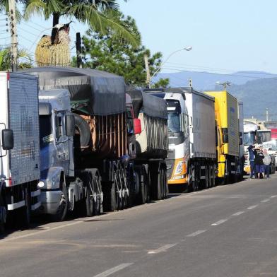  TRÊS CACHOEIRAS, RS, BRASIL, 24-05-2018. Rodovias do RS no quarto dia de greve dos caminhoneiros. Categoria protesta contra o aumento no preço de combustíveis por todo o país (RONALDO BERNARDI/AGÊNCIA RBS)