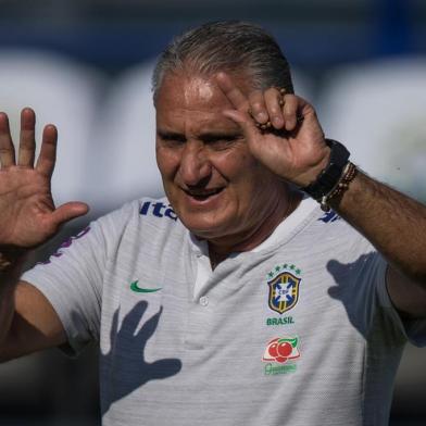  Descrição: Tite durante Treino da Selecao Brasileira no CT de Sochi na RussiaCréditos: Pedro Martins / MoWA PressCriada em: 14/06/2018 10:48:42Atualizada em: 14/06/2018 12:39:54