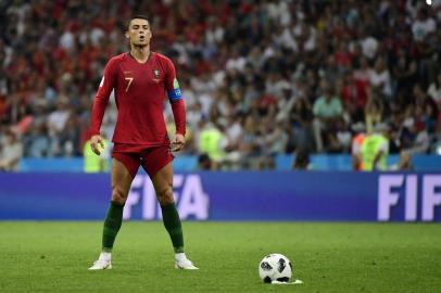  Portugal's forward Cristiano Ronaldo prepares to take a freekick during the Russia 2018 World Cup Group B football match between Portugal and Spain at the Fisht Stadium in Sochi on June 15, 2018. / AFP PHOTO / PIERRE-PHILIPPE MARCOU / RESTRICTED TO EDITORIAL USE - NO MOBILE PUSH ALERTS/DOWNLOADSEditoria: SPOLocal: SochiIndexador: PIERRE-PHILIPPE MARCOUSecao: soccerFonte: AFPFotógrafo: STF