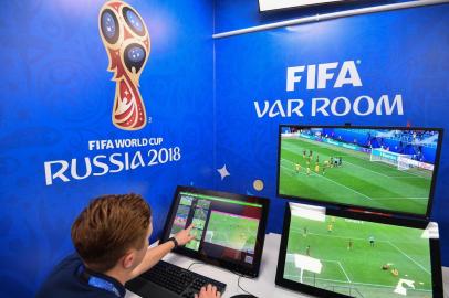  A view of the video assistant refereeing (VAR) operation room at the 2018 FIFA World Cup Russia International Broadcast Centre (IBC) in Moscow on June 9, 2018. / AFP PHOTO / Mladen ANTONOVEditoria: SPOLocal: MoscowIndexador: MLADEN ANTONOVSecao: soccerFonte: AFPFotógrafo: STF