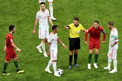  Portugals forward Cristiano Ronaldo (2ndR) reacts next to Spains defender Sergio Ramos (R) and Italian referee Gianluca Rocchi during the Russia 2018 World Cup Group B football match between Portugal and Spain at the Fisht Stadium in Sochi on June 15, 2018. / AFP PHOTO / Jonathan NACKSTRAND / RESTRICTED TO EDITORIAL USE - NO MOBILE PUSH ALERTS/DOWNLOADSEditoria: SPOLocal: SochiIndexador: JONATHAN NACKSTRANDSecao: soccerFonte: AFPFotógrafo: STR