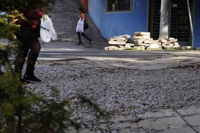  CAXIAS DO SUL, RS, BRASIL, 14/06/2018 -  Calçadas não foram consertadas após obras na rua Dr. Montaury esquina com 20 de setembro, nos dois lados da rua. (Marcelo Casagrande/Agência RBS)