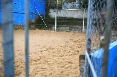  PORTO ALEGRE, RS, BRASIL, 05-06-2018: Especial da Copa do Mundo sobre as origens dos quatro jogadores da Seleção Brasileira nascidos no RS. Na foto, Vera Lucia Rauber, vizinha de Alisson Becker, no campinho do condomínio onde ele morava e começou a jogar futebol (FOTO FÉLIX ZUCCO/AGÊNCIA RBS, Editoria de Esportes).