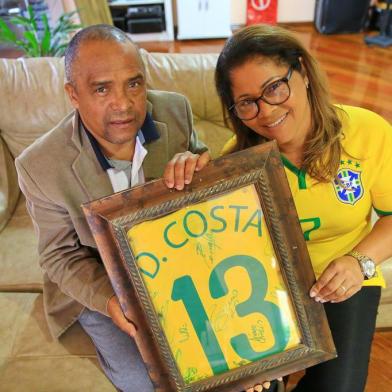  PORTO ALEGRE, RS, BRASIL, 05-06-2018: Especial da Copa do Mundo sobre as origens dos quatro jogadores da Seleção Brasileira nascidos no RS. Na foto, Antônio Walmor de Souza e Marlene Costa de Souza, pais de Douglas Costa (FOTO FÉLIX ZUCCO/AGÊNCIA RBS, Editoria de Esportes).