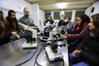  PORTO ALEGRE, RS, BRASIL, 15/06/2018:  Laboratório de Análises Clínicas Escola Técnica Estadual de Saúde do Hospital de Clínicas de Porto Alegre, que tem até dezembro de 2018 para desocupar o prédio atual, na Rua São Manoel, 525, bairro Santa Cecília, e se mudar para o terceiro andar do Colégio Estadual Júlio de Castilhos, na Avenida Piratini, 76, bairro Santana. Diretora e alunos queixam-se da decisão tomada pela Secretária Estadual de Educação (Seduc) e Hospital de Clínicas, alegando que espaço não tem condições de receber estudantes e equipamentos.