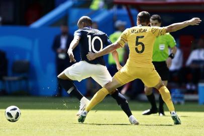 Frances forward Kylian Mbappe (L) vies with Australias defender Mark Milligan during the Russia 2018 World Cup Group C football match between France and Australia at the Kazan Arena in Kazan on June 16, 2018. / AFP PHOTO / BENJAMIN CREMEL / RESTRICTED TO EDITORIAL USE - NO MOBILE PUSH ALERTS/DOWNLOADS