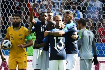  France team celebrate a goal after shooting a penalty kick during the Russia 2018 World Cup Group C football match between France and Australia at the Kazan Arena in Kazan on June 16, 2018. / AFP PHOTO / FRANCK FIFE / RESTRICTED TO EDITORIAL USE - NO MOBILE PUSH ALERTS/DOWNLOADSEditoria: SPOLocal: KazanIndexador: FRANCK FIFESecao: soccerFonte: AFPFotógrafo: STF