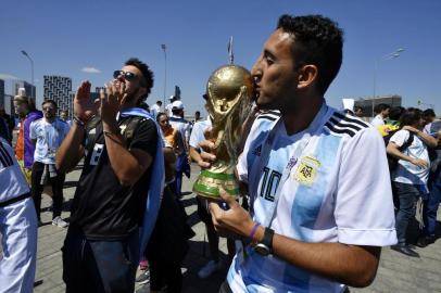  An Argentina fan kisses a World Cup trophy replica before the Russia 2018 World Cup Group D football match between Argentina and Iceland at the Spartak Stadium in Moscow on June 16, 2018. / AFP PHOTO / Alexander NEMENOV / RESTRICTED TO EDITORIAL USE - NO MOBILE PUSH ALERTS/DOWNLOADSEditoria: SPOLocal: MoscowIndexador: ALEXANDER NEMENOVSecao: soccerFonte: AFPFotógrafo: STF