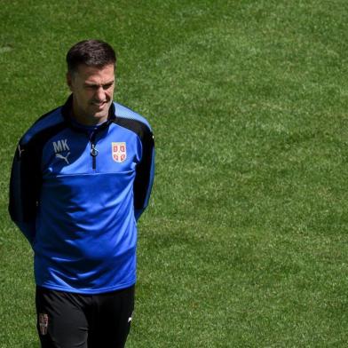  Serbias coach Mladen Krstajic leads a training session at the Samara Arena in Samara on June 16, 2018 on the eve of the Russia 2018 World Cup Group E football match between Costa Rica and Serbia. / AFP PHOTO / Fabrice COFFRINIEditoria: SPOLocal: SamaraIndexador: FABRICE COFFRINISecao: soccerFonte: AFPFotógrafo: STF