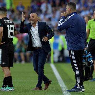  Argentinas football legend Diego Maradona smokes a cigare as he attends the Russia 2018 World Cup Group D football match between Argentina and Iceland at the Spartak Stadium in Moscow on June 16, 2018. / AFP PHOTO / Juan Mabromata / RESTRICTED TO EDITORIAL USE - NO MOBILE PUSH ALERTS/DOWNLOADSEditoria: SPOLocal: MoscowIndexador: JUAN MABROMATASecao: soccerFonte: AFPFotógrafo: STF