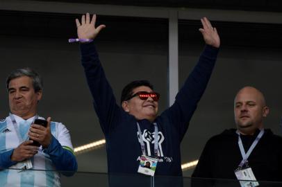  Argentinas football legend Diego Maradona waves to the crowd ahead of the Russia 2018 World Cup Group D football match between Argentina and Iceland at the Spartak Stadium in Moscow on June 16, 2018. / AFP PHOTO / Juan Mabromata / RESTRICTED TO EDITORIAL USE - NO MOBILE PUSH ALERTS/DOWNLOADSEditoria: SPOLocal: MoscowIndexador: JUAN MABROMATASecao: soccerFonte: AFPFotógrafo: STF