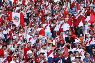  Peru and Denmarks fans cheer prior to the Russia 2018 World Cup Group C football match between Peru and Denmark at the Mordovia Arena in Saransk on June 16, 2018.  / AFP PHOTO / Jack GUEZ / RESTRICTED TO EDITORIAL USE - NO MOBILE PUSH ALERTS/DOWNLOADSEditoria: SPOLocal: SaranskIndexador: JACK GUEZSecao: soccerFonte: AFPFotógrafo: STF