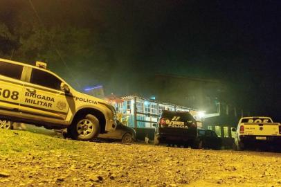 Na noite de sexta-feira (15/06), Brigada Militar e Polícia Civil realizaram operação conjunta na Estrada Geral do Salto, no município de São Francisco de Paula, onde foi preso o proprietario de um bar por porte ilegal de arma de fogo e tráfico de drogas. Foram  apreendidas cinco armas, 78 buchas de cocaína, além de maconha, munições e dinheiro.