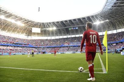  Denmarks midfielder Christian Eriksen prepares to shoot a corner kick during the Russia 2018 World Cup Group C football match between Peru and Denmark at the Mordovia Arena in Saransk on June 16, 2018.  / AFP PHOTO / Filippo MONTEFORTE / RESTRICTED TO EDITORIAL USE - NO MOBILE PUSH ALERTS/DOWNLOADSEditoria: SPOLocal: SaranskIndexador: FILIPPO MONTEFORTESecao: soccerFonte: AFPFotógrafo: STF