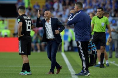  Argentinas coach Jorge Sampaoli (C) gestures during the Russia 2018 World Cup Group D football match between Argentina and Iceland at the Spartak Stadium in Moscow on June 16, 2018. / AFP PHOTO / Juan Mabromata / RESTRICTED TO EDITORIAL USE - NO MOBILE PUSH ALERTS/DOWNLOADSEditoria: SPOLocal: MoscowIndexador: JUAN MABROMATASecao: soccerFonte: AFPFotógrafo: STF