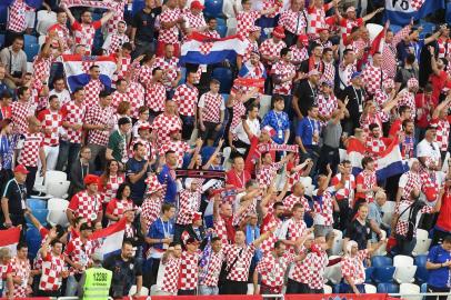  Croatias supporters cheer before the Russia 2018 World Cup Group D football match between Croatia and Nigeria at the Kaliningrad Stadium in Kaliningrad on June 16, 2018. / AFP PHOTO / Attila KISBENEDEK / RESTRICTED TO EDITORIAL USE - NO MOBILE PUSH ALERTS/DOWNLOADSEditoria: SPOLocal: KaliningradIndexador: ATTILA KISBENEDEKSecao: soccerFonte: AFPFotógrafo: STR