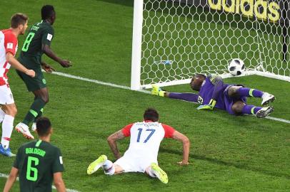  Croatia's forward Mario Mandzukic (R) dives and Nigeria's midfielder Oghenekaro Etebo (2ndL) scores an own goal against teammate Nigeria's goalkeeper Francis Uzoho during the Russia 2018 World Cup Group D football match between Croatia and Nigeria at the Kaliningrad Stadium in Kaliningrad on June 16, 2018. / AFP PHOTO / Attila KISBENEDEK / RESTRICTED TO EDITORIAL USE - NO MOBILE PUSH ALERTS/DOWNLOADSEditoria: SPOLocal: KaliningradIndexador: ATTILA KISBENEDEKSecao: soccerFonte: AFPFotógrafo: STR