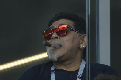  Argentinas football legend Diego Maradona smokes a cigare as he attends the Russia 2018 World Cup Group D football match between Argentina and Iceland at the Spartak Stadium in Moscow on June 16, 2018. / AFP PHOTO / Juan Mabromata / RESTRICTED TO EDITORIAL USE - NO MOBILE PUSH ALERTS/DOWNLOADSEditoria: SPOLocal: MoscowIndexador: JUAN MABROMATASecao: soccerFonte: AFPFotógrafo: STF