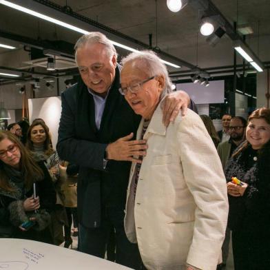 Na foto, Cesar Gomes Jr. e Ruy Ohtake. Lançamento da Officina Portobello com a presença do renomado arquiteto Ruy Ohtake, em Porto Alegre.