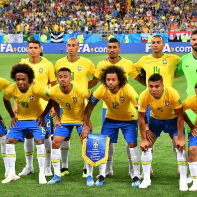  (top L-R) Brazil's defender Thiago Silva, defender Miranda, midfielder Paulinho, defender Danilo, goalkeeper Alisson ,(bottom L-R) forward Neymar, forward Willian, forward Gabriel Jesus, defender Marcelo, midfielder Casemiro and forward Philippe Coutinho pose for photographs before the Russia 2018 World Cup Group E football match between Brazil and Switzerland at the Rostov Arena in Rostov-On-Don on June 17, 2018. / AFP PHOTO / JOE KLAMAR / RESTRICTED TO EDITORIAL USE - NO MOBILE PUSH ALERTS/DOWNLOADSEditoria: SPOLocal: Rostov-on-DonIndexador: JOE KLAMARSecao: soccerFonte: AFPFotógrafo: STF