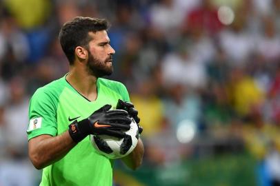  Brazil's goalkeeper Alisson carries the ball during the Russia 2018 World Cup Group E football match between Brazil and Switzerland at the Rostov Arena in Rostov-On-Don on June 17, 2018. / AFP PHOTO / JOE KLAMAR / RESTRICTED TO EDITORIAL USE - NO MOBILE PUSH ALERTS/DOWNLOADSEditoria: SPOLocal: Rostov-on-DonIndexador: JOE KLAMARSecao: soccerFonte: AFPFotógrafo: STF