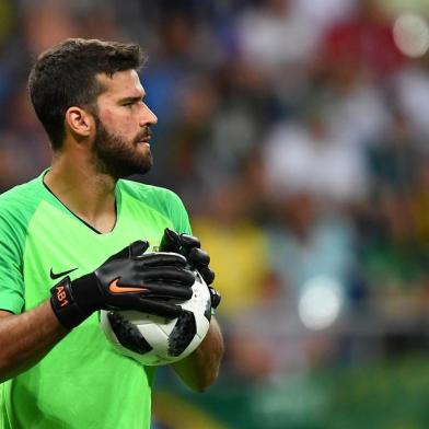  Brazil's goalkeeper Alisson carries the ball during the Russia 2018 World Cup Group E football match between Brazil and Switzerland at the Rostov Arena in Rostov-On-Don on June 17, 2018. / AFP PHOTO / JOE KLAMAR / RESTRICTED TO EDITORIAL USE - NO MOBILE PUSH ALERTS/DOWNLOADSEditoria: SPOLocal: Rostov-on-DonIndexador: JOE KLAMARSecao: soccerFonte: AFPFotógrafo: STF