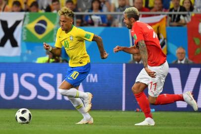  Brazil's forward Neymar (L) and Switzerland's midfielder Valon Behrami compete for the ball during the Russia 2018 World Cup Group E football match between Brazil and Switzerland at the Rostov Arena in Rostov-On-Don on June 17, 2018. / AFP PHOTO / Pascal GUYOT / RESTRICTED TO EDITORIAL USE - NO MOBILE PUSH ALERTS/DOWNLOADSEditoria: SPOLocal: Rostov-on-DonIndexador: PASCAL GUYOTSecao: soccerFonte: AFPFotógrafo: STF