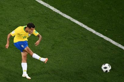  Brazils forward Philippe Coutinho kicks and scores during the Russia 2018 World Cup Group E football match between Brazil and Switzerland at the Rostov Arena in Rostov-On-Don on June 17, 2018. / AFP PHOTO / Jewel SAMAD / RESTRICTED TO EDITORIAL USE - NO MOBILE PUSH ALERTS/DOWNLOADSEditoria: SPOLocal: Rostov-on-DonIndexador: JEWEL SAMADSecao: soccerFonte: AFPFotógrafo: STF