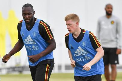 Belgiums forward Thorgan Hazard (L), Belgiums forward Romelu Lukaku (C) and Belgiums midfielder Kevin De Bruyne (R)take part in a training session at the Park arena in Sochi on June 16, 2018 at the Russia 2018 FIFA World Cup football tournament. / AFP PHOTO / Nelson Almeida