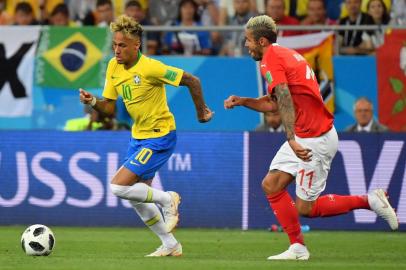  Brazils forward Neymar (L) and Switzerlands midfielder Valon Behrami compete for the ball during the Russia 2018 World Cup Group E football match between Brazil and Switzerland at the Rostov Arena in Rostov-On-Don on June 17, 2018. / AFP PHOTO / Pascal GUYOT / RESTRICTED TO EDITORIAL USE - NO MOBILE PUSH ALERTS/DOWNLOADSEditoria: SPOLocal: Rostov-on-DonIndexador: PASCAL GUYOTSecao: soccerFonte: AFPFotógrafo: STF