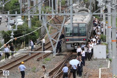 Um forte terremoto sacudiu a região de Osaka, no oeste do Japão, às 7h58min desta segunda-feira (18) no horário local (19h58min de domingo no horário de Brasília). A agência sismológica japonesa informou um tremor de 5,9 graus de magnitude, mas as autoridades dizem que não há risco de tsunami.