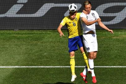  South Koreas forward Kim Shin-wook (R) vies for the header with Swedens defender Ludwig Augustinsson during the Russia 2018 World Cup Group F football match between Sweden and South Korea at the Nizhny Novgorod Stadium in Nizhny Novgorod on June 18, 2018. / AFP PHOTO / Dimitar DILKOFF / RESTRICTED TO EDITORIAL USE - NO MOBILE PUSH ALERTS/DOWNLOADSEditoria: SPOLocal: Nizhniy NovgorodIndexador: DIMITAR DILKOFFSecao: soccerFonte: AFPFotógrafo: STF