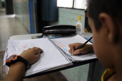  CAXIAS DO SUL, RS, BRASIL, 17/04/2018 - Escola Estadual de Ensino Fundamental Comendador Kalil Sehbe dribla as dificuldades para usar a ferramenta pedagógica lançada pela Secretaria de Educação do Estado na semana passada, o Baneville. O jogo simula uma cidade e ajuda a desenvolver nas crianças conduta cidadã. (Marcelo Casagrande/Agência RBS)