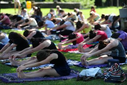  CAXIAS DO SUL, RS, BRASIL, 24/02/2016 - Yoga no Jardim Botânico. (JONAS RAMOS/AGÊNCIA RBS)Indexador: JONAS RAMOS                     